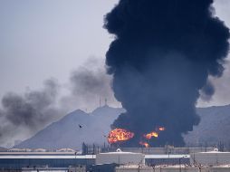 Una llamarada y una columna de humo se elevan tras el impacto de los restos de un dron iraní interceptado contra una instalación petrolera en Fujairah, Emiratos Árabes Unidos. AP/A. Qadri