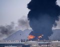 Una llamarada y una columna de humo se elevan tras el impacto de los restos de un dron iraní interceptado contra una instalación petrolera en Fujairah, Emiratos Árabes Unidos. AP/A. Qadri