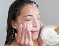 El bicarbonato de sodio funciona como un exfoliante casero accesible y fácil de hacer, pero su uso siempre debe hacerse con precaución. ESPECIAL / CANVA