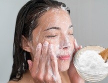 El bicarbonato de sodio funciona como un exfoliante casero accesible y fácil de hacer, pero su uso siempre debe hacerse con precaución. ESPECIAL / CANVA