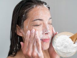 El bicarbonato de sodio funciona como un exfoliante casero accesible y fácil de hacer, pero su uso siempre debe hacerse con precaución. ESPECIAL / CANVA