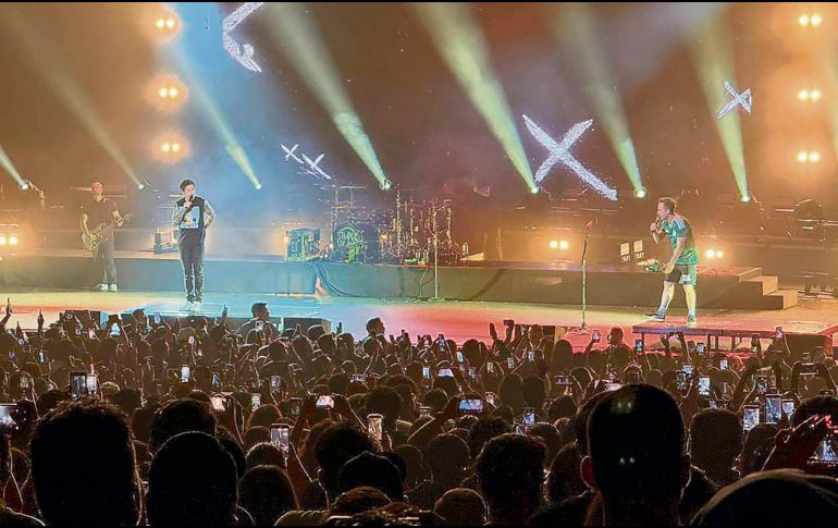 La banda ofreció un show cargado de energía y nostalgia, con un repertorio que hizo vibrar al público de principio a fin. EL INFORMADOR/ H. Navarro