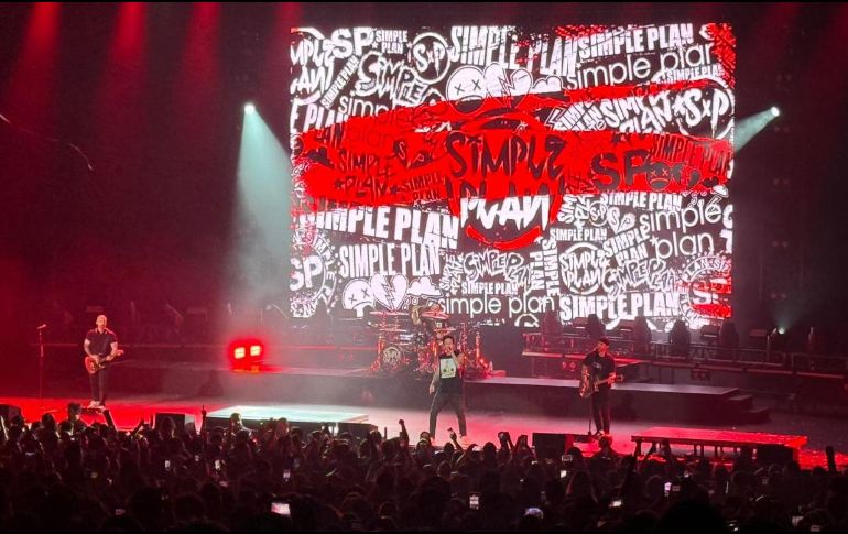 La banda ofreció un show cargado de energía y nostalgia, con un repertorio que hizo vibrar al público de principio a fin. EL INFORMADOR/ H. Navarro