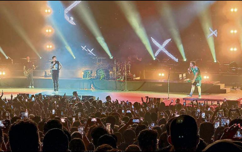 La banda ofreció un show cargado de energía y nostalgia, con un repertorio que hizo vibrar al público de principio a fin. EL INFORMADOR/ H. Navarro