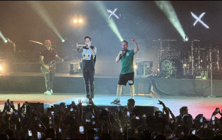 La banda ofreció un show cargado de energía y nostalgia, con un repertorio que hizo vibrar al público de principio a fin. EL INFORMADOR/ H. Navarro