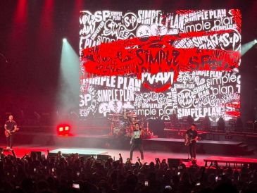 La banda ofreció un show cargado de energía y nostalgia, con un repertorio que hizo vibrar al público de principio a fin. EL INFORMADOR/ H. Navarro