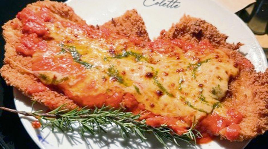 Disfruta de las mejores milanesas de pollo al acudir al restaurante Colette. ESPECIAL