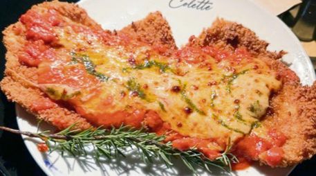 Disfruta de las mejores milanesas de pollo al acudir al restaurante Colette. ESPECIAL