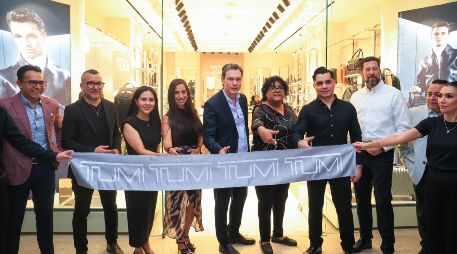 El corte de listón ceremonial fue encabezado por Noel Slater (centro), director general de Samsonite North LATAM. EL INFORMADOR/J. Acosta