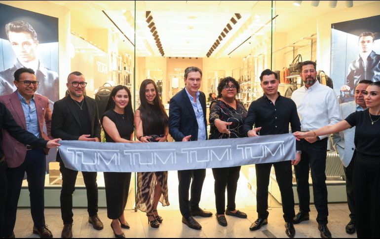 El corte de listón ceremonial fue encabezado por Noel Slater (centro), director general de Samsonite North LATAM. EL INFORMADOR/J. Acosta