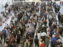 Largas filas en filtros de seguridad saturan los aeropuertos de Estados Unidos ante la falta de personal, derivada del cierre parcial del Gobierno de Estados Unidos y el retraso en el pago a los trabajadores. AP