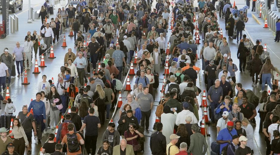 Largas filas en filtros de seguridad saturan los aeropuertos de Estados Unidos ante la falta de personal, derivada del cierre parcial del Gobierno de Estados Unidos y el retraso en el pago a los trabajadores. AP