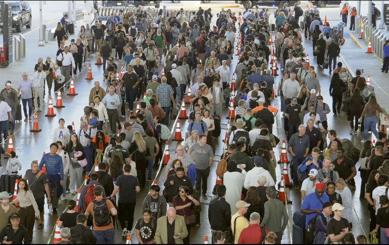 Largas filas en filtros de seguridad saturan los aeropuertos de Estados Unidos ante la falta de personal, derivada del cierre parcial del Gobierno de Estados Unidos y el retraso en el pago a los trabajadores. AP
