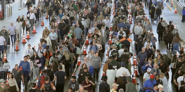 Estados Unidos: Trump firma orden para pagar a los empleados y reactivar aeropuertos