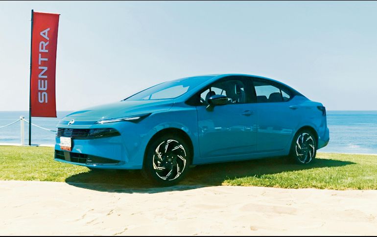 Sentra. En su novena generación, este modelo cuenta con una parrilla de color negro y rines de hasta 18 pulgadas de corte aerodinámico. ESPECIAL