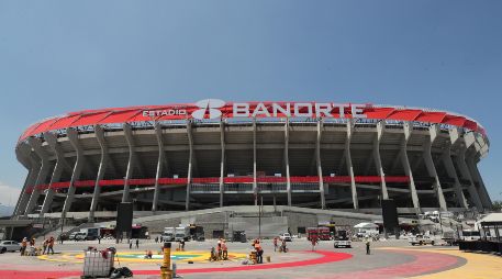 Durante casi dos años, el Coloso de Santa Úrsula cerró sus puertas para modernizar sus instalaciones, pero el rediseño arquitectónico sacrificó amplias áreas de estacionamiento para cumplir con los rigurosos estándares de la FIFA. EFE/ Archivo