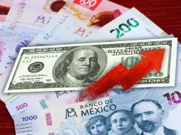 Al menudeo, el dólar se terminó vendiendo en 18.56 pesos en Banamex, 18 centavos por arriba del jueves y su precio más caro desde el pasado 10 de diciembre. ESPECIAL / CANVA
