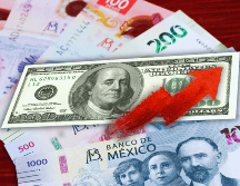 Al menudeo, el dólar se terminó vendiendo en 18.56 pesos en Banamex, 18 centavos por arriba del jueves y su precio más caro desde el pasado 10 de diciembre. ESPECIAL / CANVA