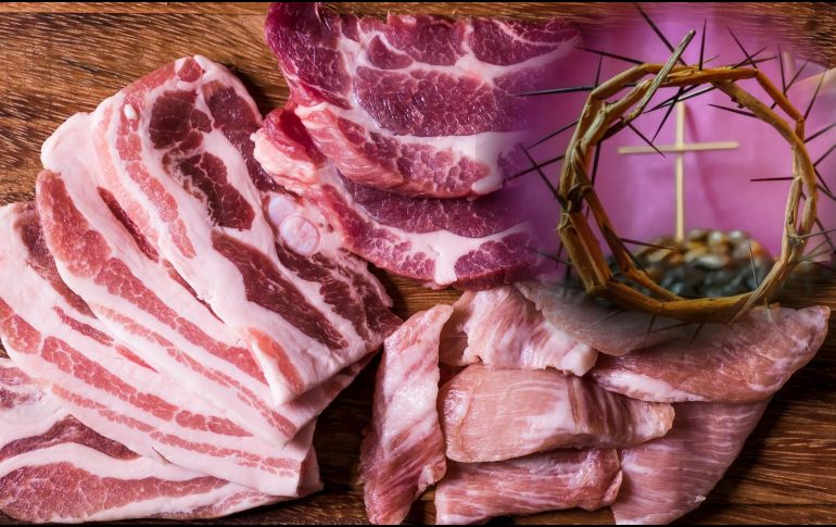 La Iglesia Católica establece un periodo de profunda reflexión donde los platillos con res o cerdo desaparecen temporalmente de las mesas, una costumbre que va mucho más allá de un simple cambio de menú. ESPECIAL / CANVA