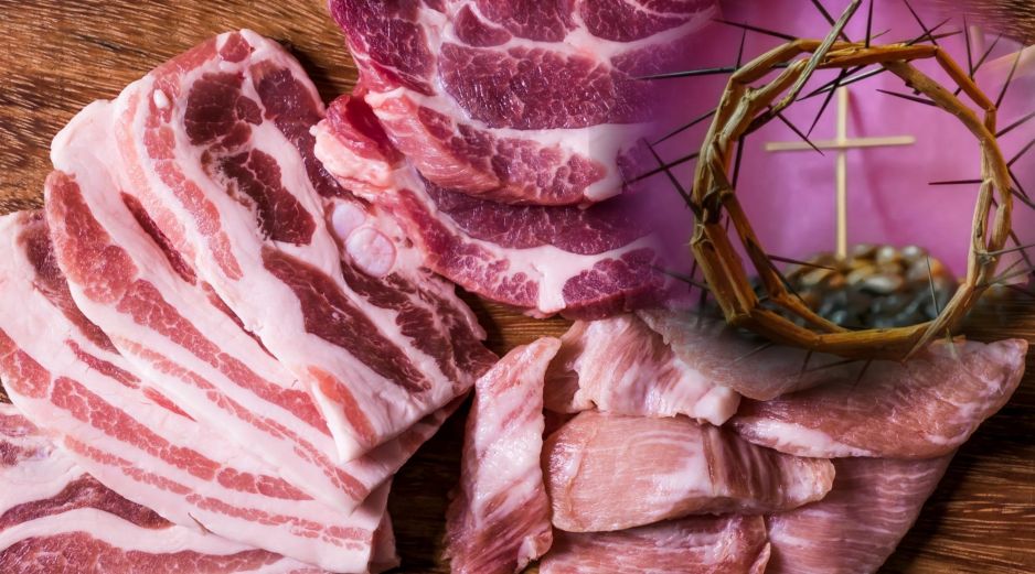 La Iglesia Católica establece un periodo de profunda reflexión donde los platillos con res o cerdo desaparecen temporalmente de las mesas, una costumbre que va mucho más allá de un simple cambio de menú. ESPECIAL / CANVA