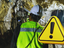 El gobernador de Sinaloa, Rubén Rocha Moya, supervisó las labores de rescate de los cuatro trabajadores atrapados en la mina Santa Fe, en la sierra de Rosario. ESPECIAL / CANVA