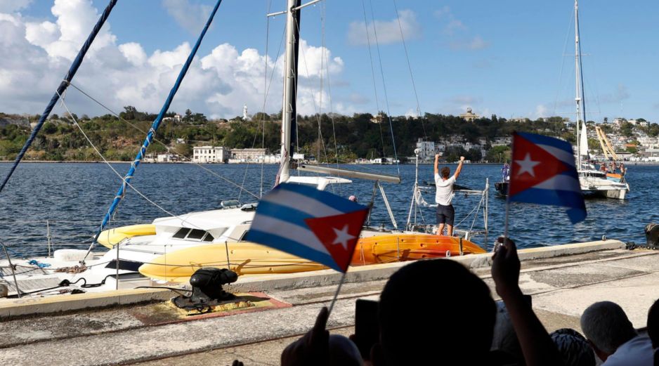 Ambas naves ingresaron a la bahía de la capital cubana poco después de las 16:00 horas.EFE/ Ernesto Mastrascusa
