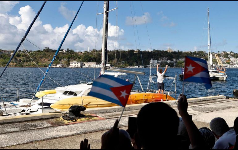 Ambas naves ingresaron a la bahía de la capital cubana poco después de las 16:00 horas.EFE/ Ernesto Mastrascusa