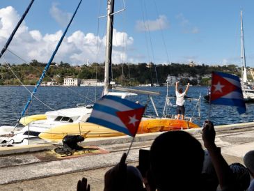 Ambas naves ingresaron a la bahía de la capital cubana poco después de las 16:00 horas.EFE/ Ernesto Mastrascusa