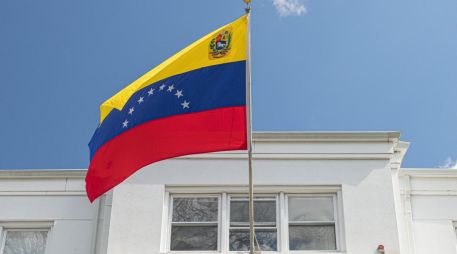 Félix Plasencia, encargado de negocios de Venezuela para Estados Unidos, publicó fotos de las embajadas para anunciar la noticia. X/@plasenciafelixr