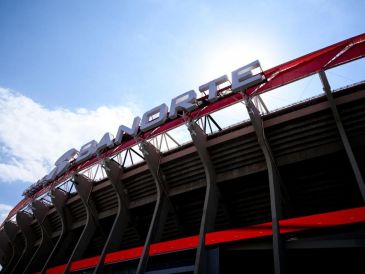 El fallecido intentó bajar del segundo al primer nivel del estadio; perdió el equilibrio y cayó a planta baja. IMAGO7