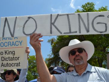 Las protestas se llevaron a cabo en ciudades como Nueva York, Washington, Chicago y Los Ángeles. EFE/ A. BELCHI