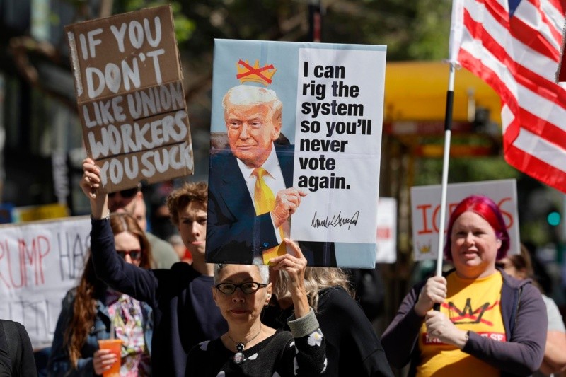&nbsp;Nueva York, Washington DC, Mineápolis, Chicago y Los Ángeles fueron escenario de marchas multitudinarias contra Donald Trump. EFE/J. Mabanglo