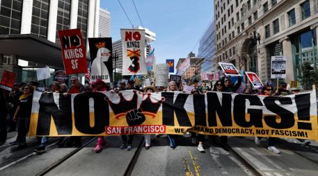 Manifestantes criticaron sobre todo la guerra en Irán impulsada por Donald Trump. EFE/J. Mabanglo