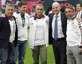 Infantino y Azcárraga, posaron junto a una leyenda del futbol mexicano como Manuel Negrete. SUN/C. Mejía