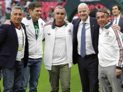 Infantino y Azcárraga, posaron junto a una leyenda del futbol mexicano como Manuel Negrete. SUN/C. Mejía