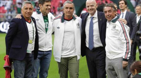 Infantino y Azcárraga, posaron junto a una leyenda del futbol mexicano como Manuel Negrete. SUN/C. Mejía