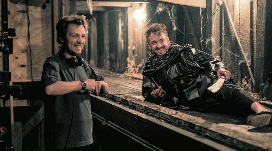 El director Kirill Sokolov y Tom Felton como Kevin en “They Will Kill You”. CORTESÍA