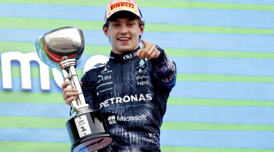 Antonelli (Mercedes) dominó la carrera tras un safety car. En el podio lo acompañaron Oscar Piastri  (McLaren) y Charles Leclerc (Ferrari). EFE/F. Robichon