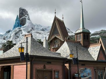 Vista de los tejados y decorados del reino de ‘Arendelle’, del mundo de Frozen en el 