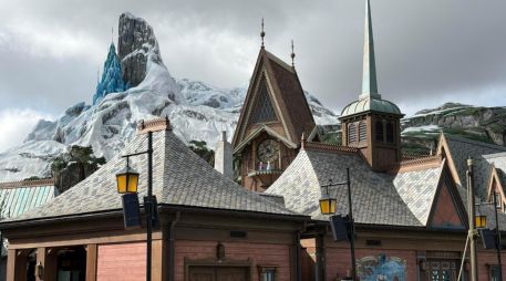Vista de los tejados y decorados del reino de ‘Arendelle’, del mundo de Frozen en el 'Disney Adventure World'. EFE/ P. Cardona