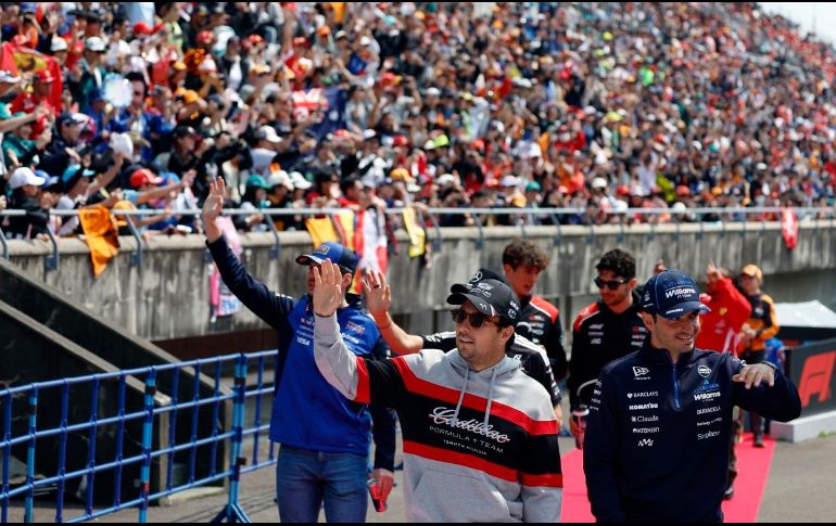 Sergio Pérez, de Cadillac, saluda a los aficionados durante el desfile de pilotos previo al Gran Premio de Japón de Fórmula 1. EFE/EPA/F. Robichon