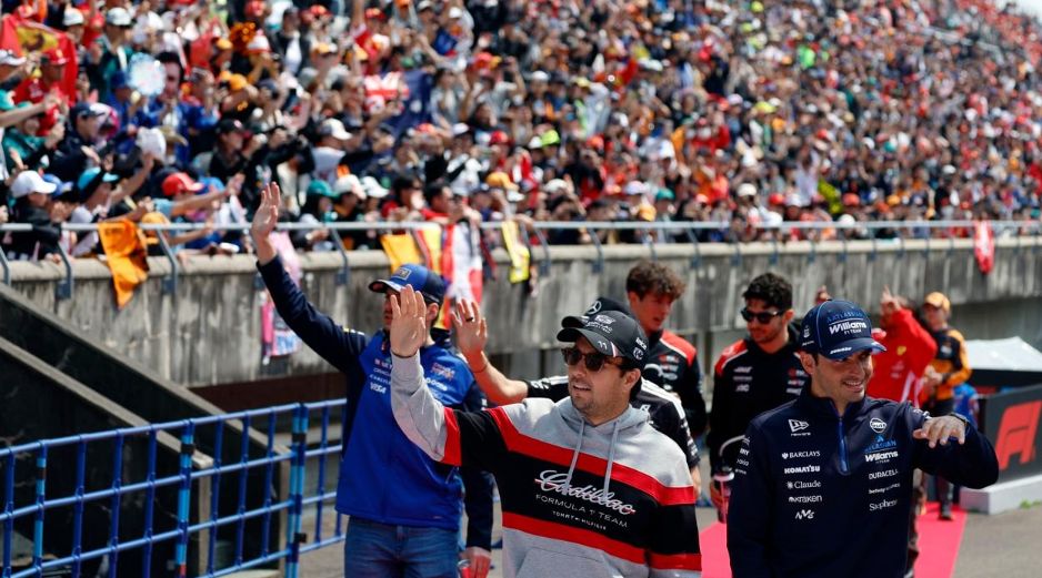 Sergio Pérez, de Cadillac, saluda a los aficionados durante el desfile de pilotos previo al Gran Premio de Japón de Fórmula 1. EFE/EPA/F. Robichon