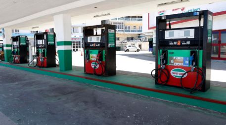 Fotografía que muestra una estación de gasolina este viernes en La Habana (Cuba). EFE/ E. Mastrascusa