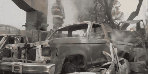 Tlaquepaque: Incendio consume 25 veh&iacute;culos en negocio de autopartes en la colonia La Calerilla