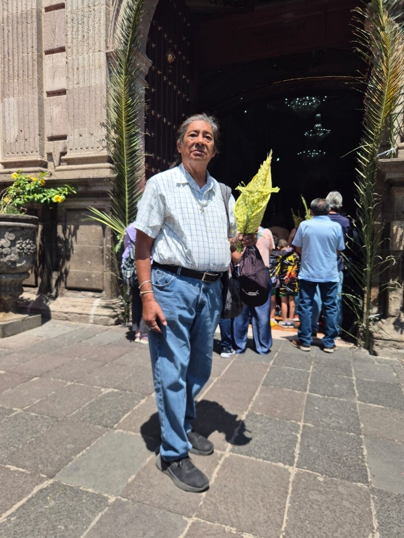 Afuera del templo de La Merced, se venden las palmas desde 50 hasta 100 pesos cada una. EL INFORMADOR/J. Velazco