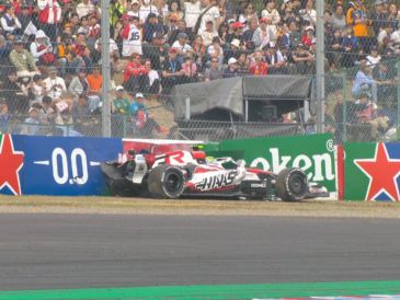 El accidente de Bearman demostró que cualquier perturbación, como el aire turbulento de un auto que pierde potencia adelante, rompe el flujo aerodinámico que mantiene al coche pegado al asfalto. X/ @F1.