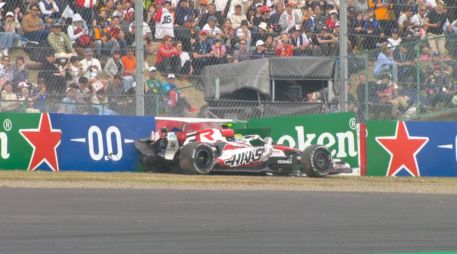 El accidente de Bearman demostró que cualquier perturbación, como el aire turbulento de un auto que pierde potencia adelante, rompe el flujo aerodinámico que mantiene al coche pegado al asfalto. X/ @F1.