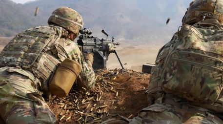 La misión podría exponer a las fuerzas estadounidenses a peligros como drones y misiles iraníes, disparos en el terreno y explosivos improvisado. US Army / Sgt. Tyler Wassmer / FACEBOOK / U.S. Department of War