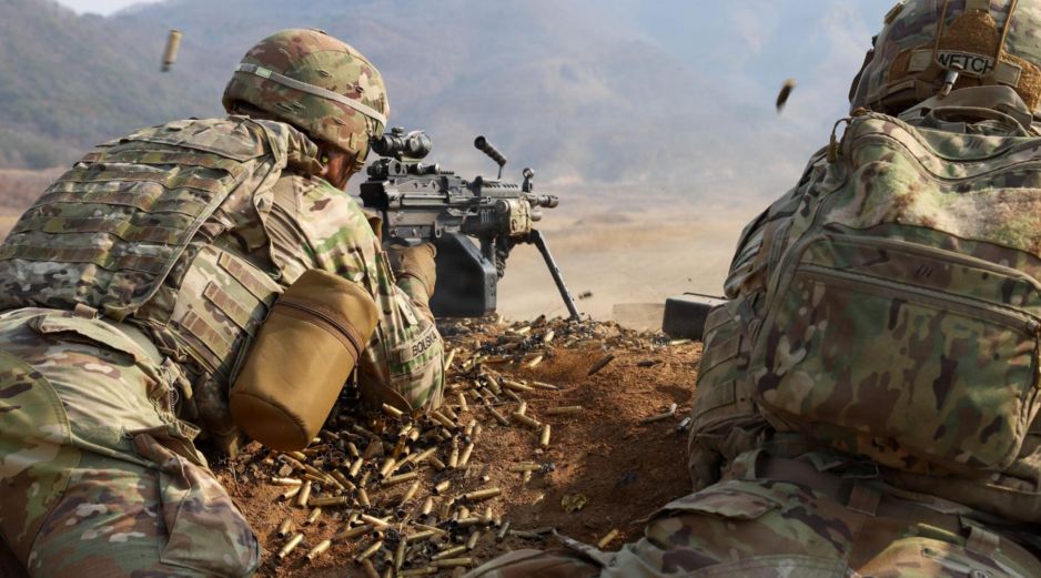 La misión podría exponer a las fuerzas estadounidenses a peligros como drones y misiles iraníes, disparos en el terreno y explosivos improvisado. US Army / Sgt. Tyler Wassmer / FACEBOOK / U.S. Department of War