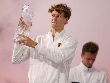 Sinner hace historia al convertirse en el primer hombre desde Roger Federer, en 2017, en completar el doblete estadounidense. EFE/ C. HERRERA-ULASHKEVICH.